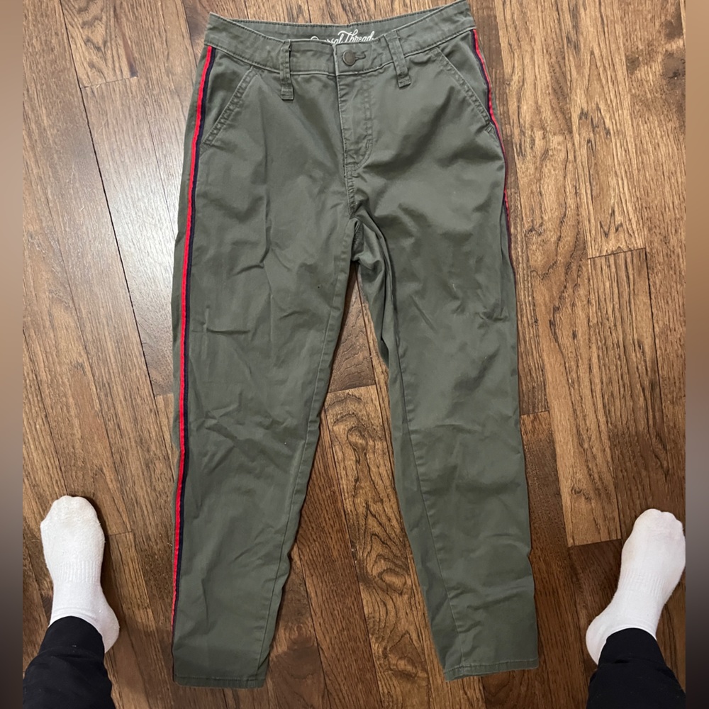 Target “universal thread” green mid rise girlfriend crop pant. Size 00/24